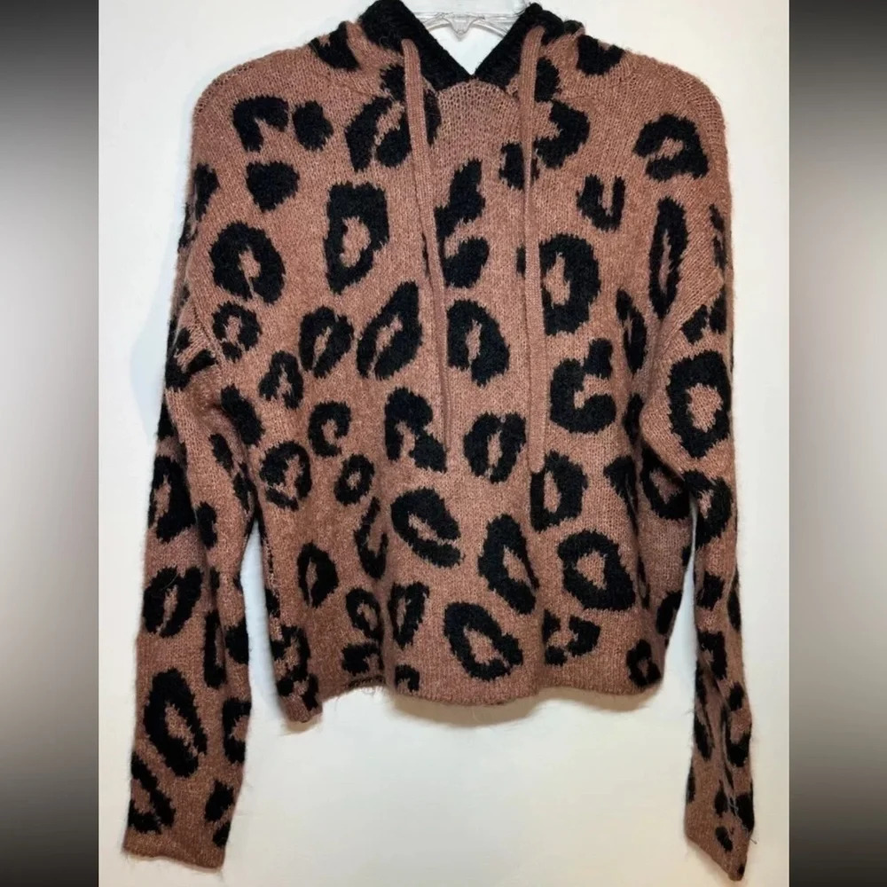 NWT Victoria’s Secret Cheetah Leopard soft Fuzzy Hoodie Knit Sweater Size Small